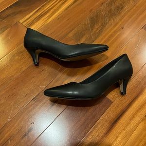 Clarks Linvale Jessica Black Leather Heels - size 8 WIDE